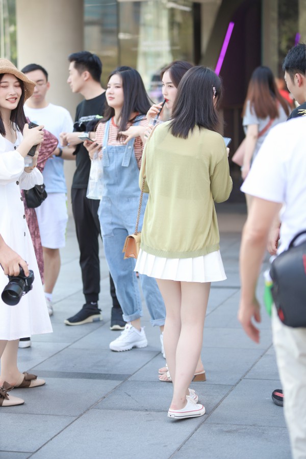 ��Χ���ĵ�XIONGװ �� ��Ů